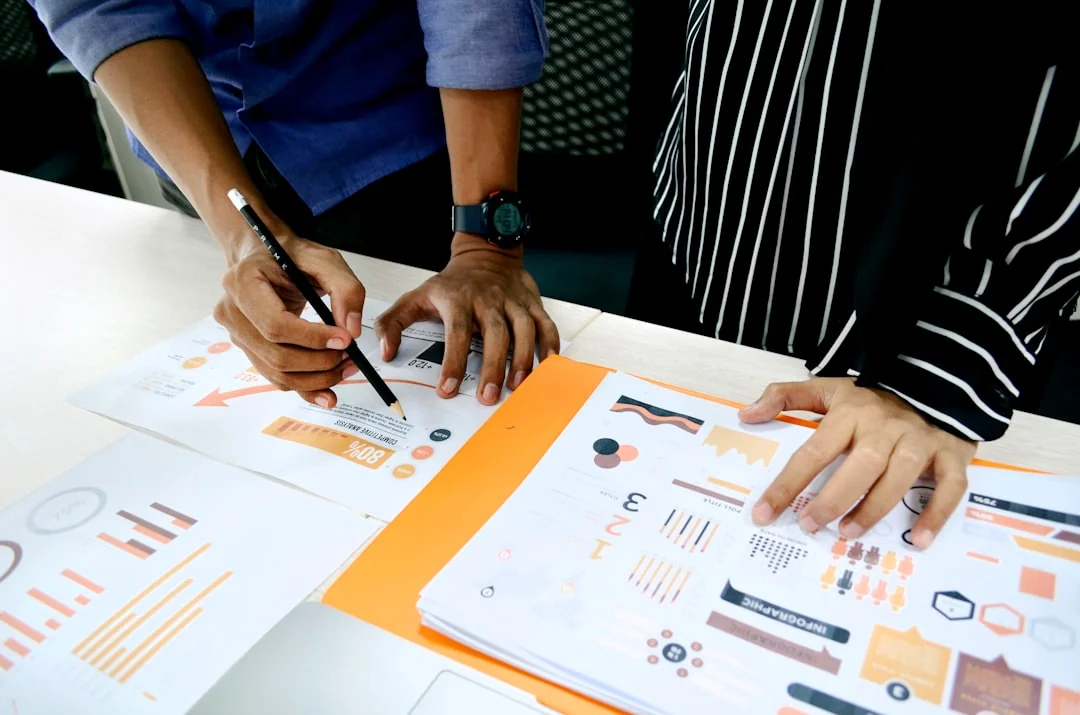 Un homme examine des stratégies de contenu marketing à l’aide de notes adhésives sur un tableau blanc.